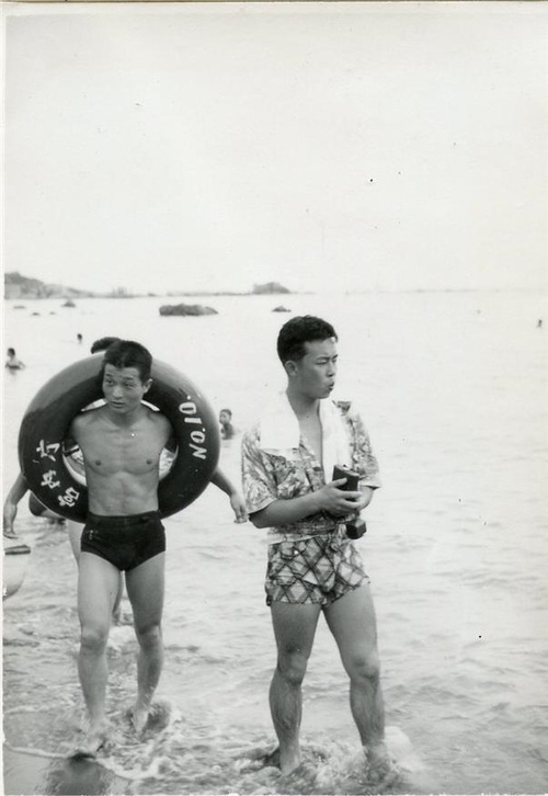 eof snapshot- march 18 2013 - vintage vacation photograph- snapshots - fashion inspiration