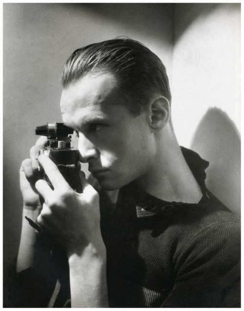 e-o-f-snapshot-of-the-day-december-6-2016-photographer-henri-cartier-bresson-1933-by-george-hoyningen-huene-vintage-mens-style-inspiration-the-eye-of-faith-faith-fashion-blog